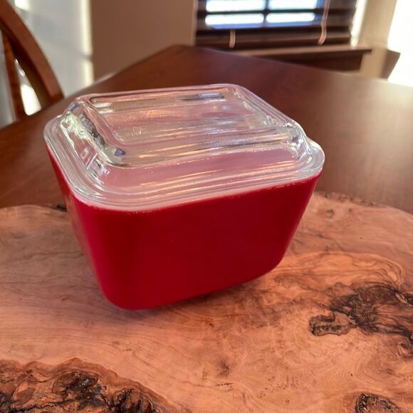 Pyrex Red Refrigerator Dish with Ribbed Lid - Picture 1 of 5